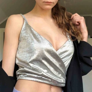 Fest linne - Supersnygg silvertopp med coolt mönster perfekt för fest!❣️ Lappen kvar, har justerbara axelband! Köptes för 199kr på bik bok 🤩 