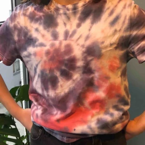  - Cool batiktröja i färgerna röd, lila och blå! Storlek XS i men’s size. 130 kr inklusive frakt 💙