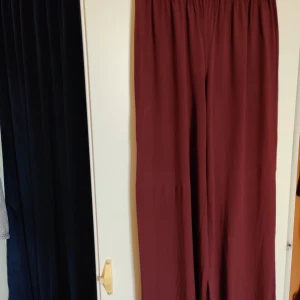 Vida byxor - Vida byxor från bikbok. Lite mörkare röda än vad bilden visar.