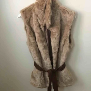  - Pälsväst i storlek S. Oanvänd. 