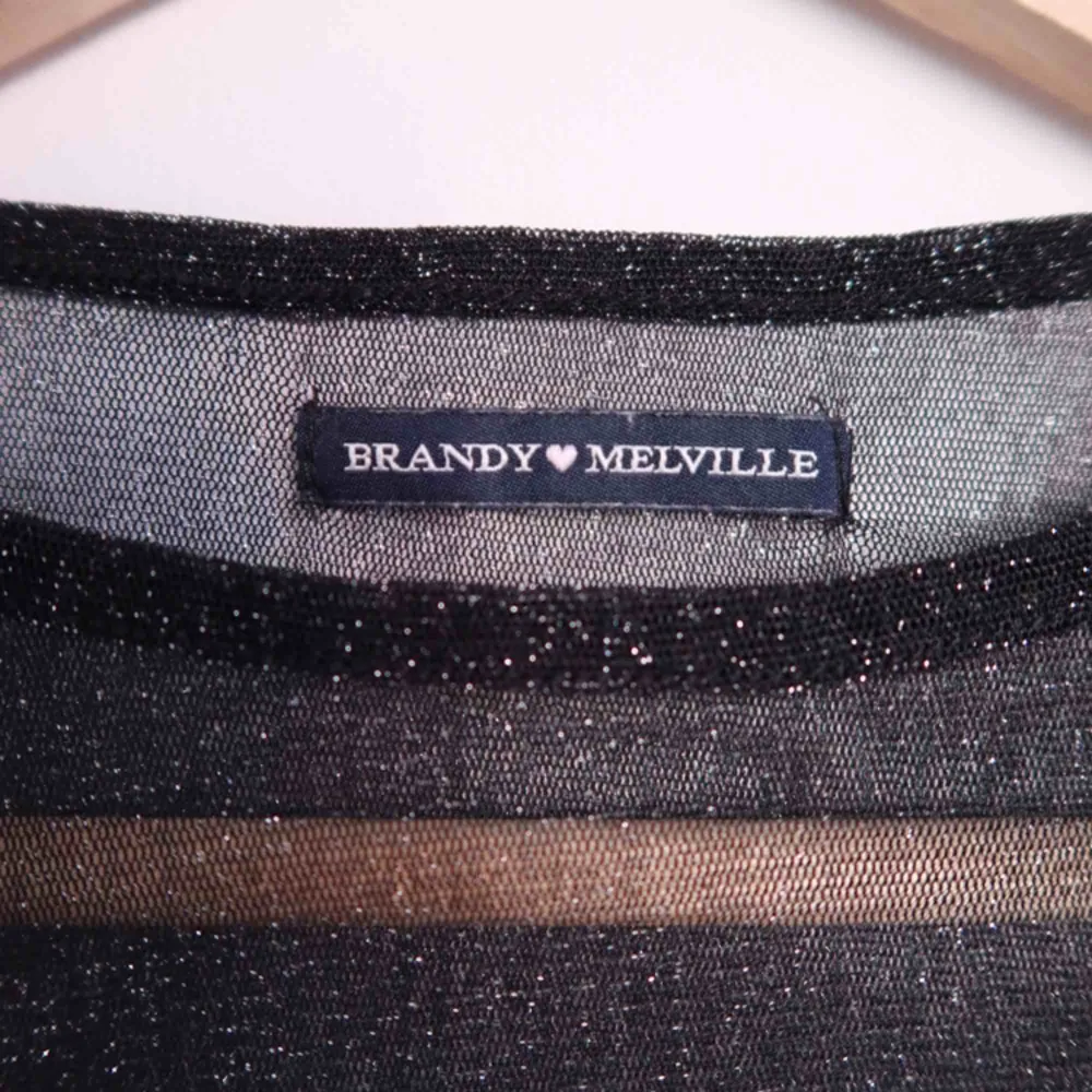 Brandy Melville Mesh-top 🌻 Svart och glittrigt med stretch och söta kanter! Så snyggt med ett par jeans eller under en klänning med tunna axelband! Frakt tillkommer 📬. Toppar.
