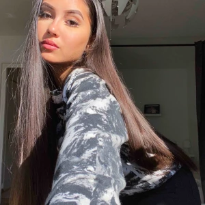  - Jätte fin svart/vit sweatshirt. På ryggen står det ”RiRi 88” med rosa text. 