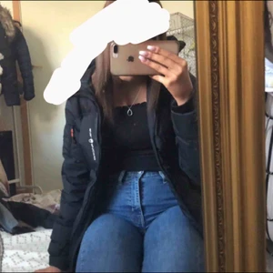  - Fin knappt använd SAIL RACING jacka, finns inga hål i den eller liknade. Kan skickas eller hämtas, beroende på situation. Kan skickar spårbart. Säljs pågrund av ny köp av jacka. Vill bara bli av med den. Skicka bud 