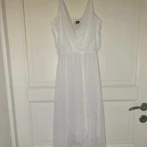 Vit långklänning  - Vit långklänning från Ginatricot i storlek 34. Använd ett fåtal gånger. Skriv gärna ifall ni har några frågor eller vill ha fler bilder❤