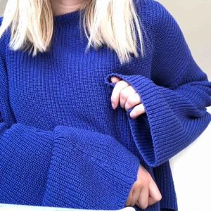  - Blå stickad croppad tröja med vida armar, tar bara swish och frakten är inte inkluderad💙💙