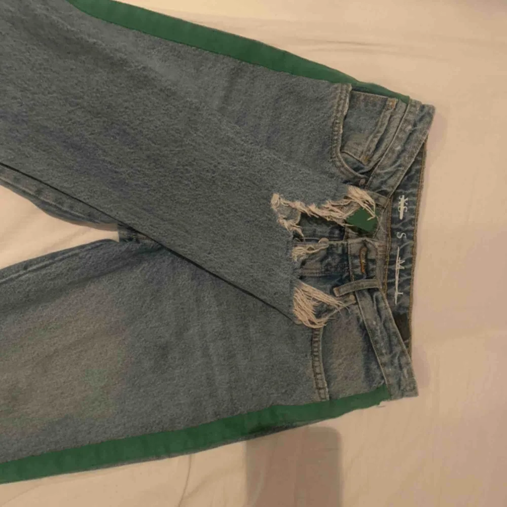 Ljusa jeans med grön revär från bikbok, storlek s. Passar bra på mig i längd och jag är 170🤜🏼🌟💜 använda kanske fem gånger men säljs då den inte kommer till användning längre . Jeans & Byxor.