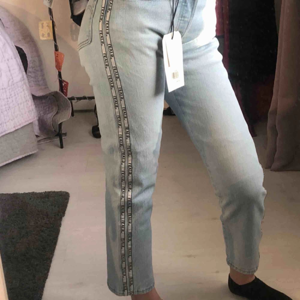Jag säljer 501 cropped Levi’s jeans storlek 24x26. Endast testade för att ta bild, alltså helt nya. Värde på 1149kr, men säljer för 900kr pga kommer aldrig användas. Pris kan diskuteras . Jeans & Byxor.