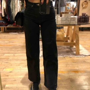  - Ett par svarta jeans från weekday, fler bilder finns💓 (lånade bilder)  st 28/32, bild 1 visar en mindre st skulle jag tro, dessa jag har är mer utsvängda som på bild 2