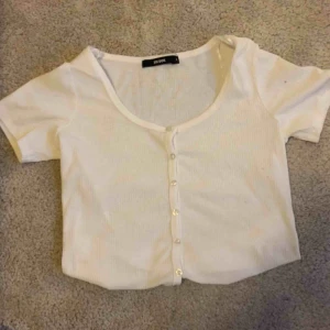  - En vit croppad t-shirt från bikbok. köpare betalar frakt💕