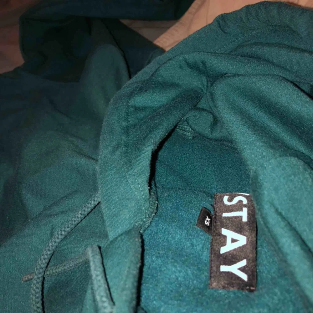 Säljer dena mörkgröna hoodie från carlings då den inte kommer till användning av mig längre... väldigt bra skick dock💞. Hoodies.