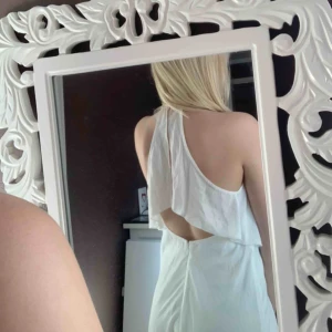 Söt klänning från Nelly - Söt vit klänning från Nelly, passar både xs,S. Fin att ja på skolavslutningen. Köparen står för frakt 