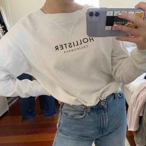  - Skön lite större tröja från Hollister! Super fint med en klänning under osv... ☀️☀️☀️☀️