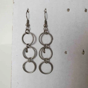  - Fina örhängen med ringar 🥳 OBS! Vi kan ej garantera vilket material smycket är gjort i. Frakt ingår inte i priset. Om du vill köpa till en papperslåda vi har tillverkat själva tillkommer en extra kostnad på 15kr ✨