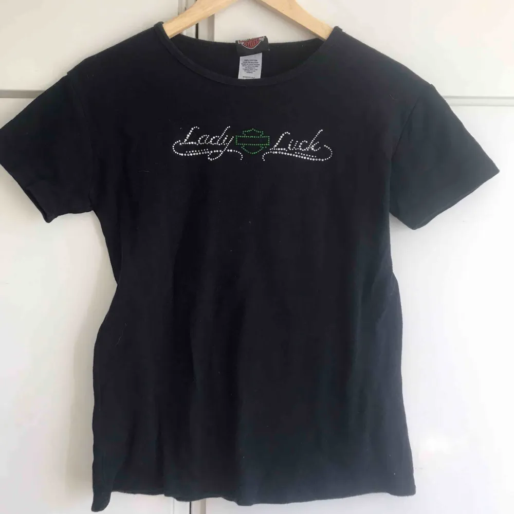 COOL harley davidson tshirt med ”LADY LUCK” skrivit i glittriga  stenar fram och tryck på ryggen!. T-shirts.