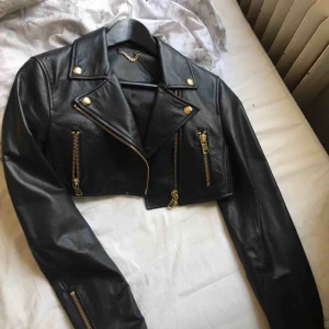  - Svart jacka i äkta skinn från hm x moschino knappt använd. Croppad.