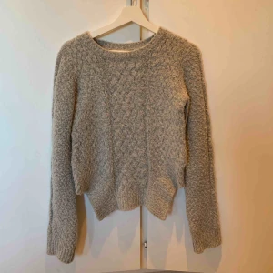  - Jätteskön stickad tröja från ginatricot som aldrig kommer till användning, skriv för fler bilder🥰 skulle säga att den passar för xs,s & m. 