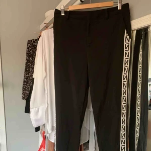  - Oanvända kostymbyxor från NAKD. Sitter som en smäck och passar både 40 och 38. Sitter åt bra i midjan och formar rumpan snyggt. 