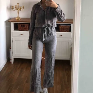  - Superfin jumpsuit som ger snygg figur. Lite skrynklig på bilderna men kan såklart strykas. Nypris 400kr 🦋 köparen står för frakt och pris kan diskuteras. 