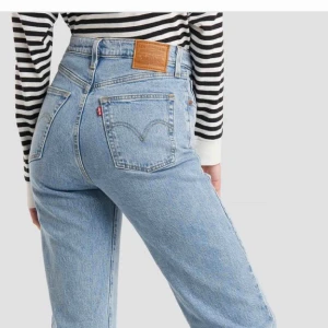  - Jättefina levis jeans. Väl använda då det länge varit mina favoriter. Storleken motsvarar XS / S. Vet tyvärr inte längden men jag är 164 och de slutar ovanför ankeln på mig. Köpta för 1299 kr men billigt pris pga väl använda