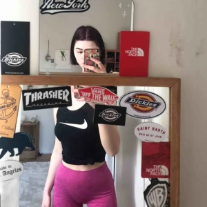  - Oanvända super stretchiga träningstights, insydda i midjan sitter super snyggt! FRAKT INKLUDERAT I PRISET, betalning via swish💕 bara att skicka ett meddelande vid frågor/om du vill ha fler bilder mm🥳 går alltid att pruta 