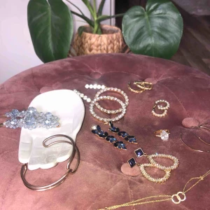  - Olika priser, ringen är guldpläterad! 🌹 Allt är i jättefint skick, några är lite slitna i färgen t.ex. armbandet med knuten och örhängena högst upp till höger men kan skicka bättre bilder på dem om det önskas! Inget som syns på iallafall 🌹