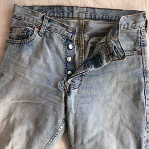 Väl använda Levis 501 i snyggaste tvätten enligt mig. Jag har 27/34 i jeans så dessa är något korta på mig... men sitter som en smäck på rumpan.