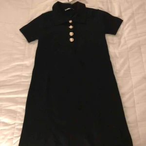  - Jättesöt svart klänning. Prislappen är kvar. Frakt tillkommer. 