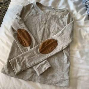  - GARDEROBRENSNING! Mysig och snygg tröja. Kolla min profil för andra plagg! :)