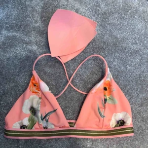  - Jättesöt bikiniöverdel från H&M i strl 40 men skulle verkligen säga att den är som en 36/38. Inlägg till bikinin tillkommer💖