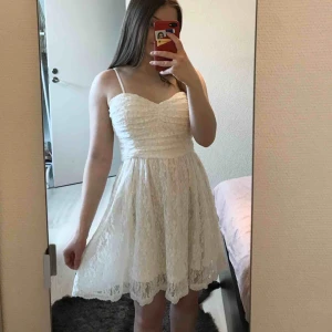  - Jättefin vit klänning med spets. Lappen är bortklippt men den passar mig som har XS/34 och kan kanske passa S/36 också. Axelbanden är avtagbara. Den är lite nopprig men det syns inte så mycket. Fraktkostnad tillkommer