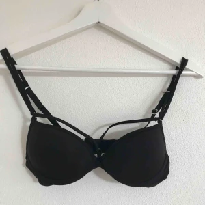  - Aldrig använd BH från H&M där man kan sätta ihop banden och den har straps över brösten. Eventuell frakt står köpare för💗⚡️