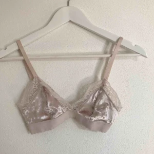  - Superfin bralette från H&M tror jag, ljusrosa med crushed velvet. I princip aldrig använd så i superfin kvalité. Eventuell frakt tillkommer 💗⚡️