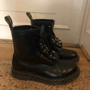  - Vanliga svarta dr Martens men med avtagbara dragkedje detaljer🖤 Fint skick med lite uppputsning, tvättar och putsar innan köp😇