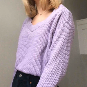  - Ljuslila stickad tröja som jag aldrig har använt eftersom jag har en liknande tröja. Perfekt tröja när det blir lite kallare. Köparen står för frakt men jag kan mötas upp i centrala Stockholm 💜