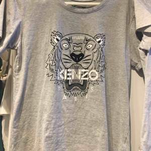 Kenzo T-shirt  Jag är S men kan ha denna  Köptes för 1055kr