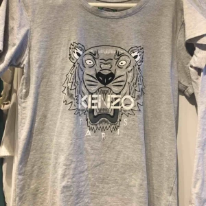 - Kenzo T-shirt  Jag är S men kan ha denna  Köptes för 1055kr