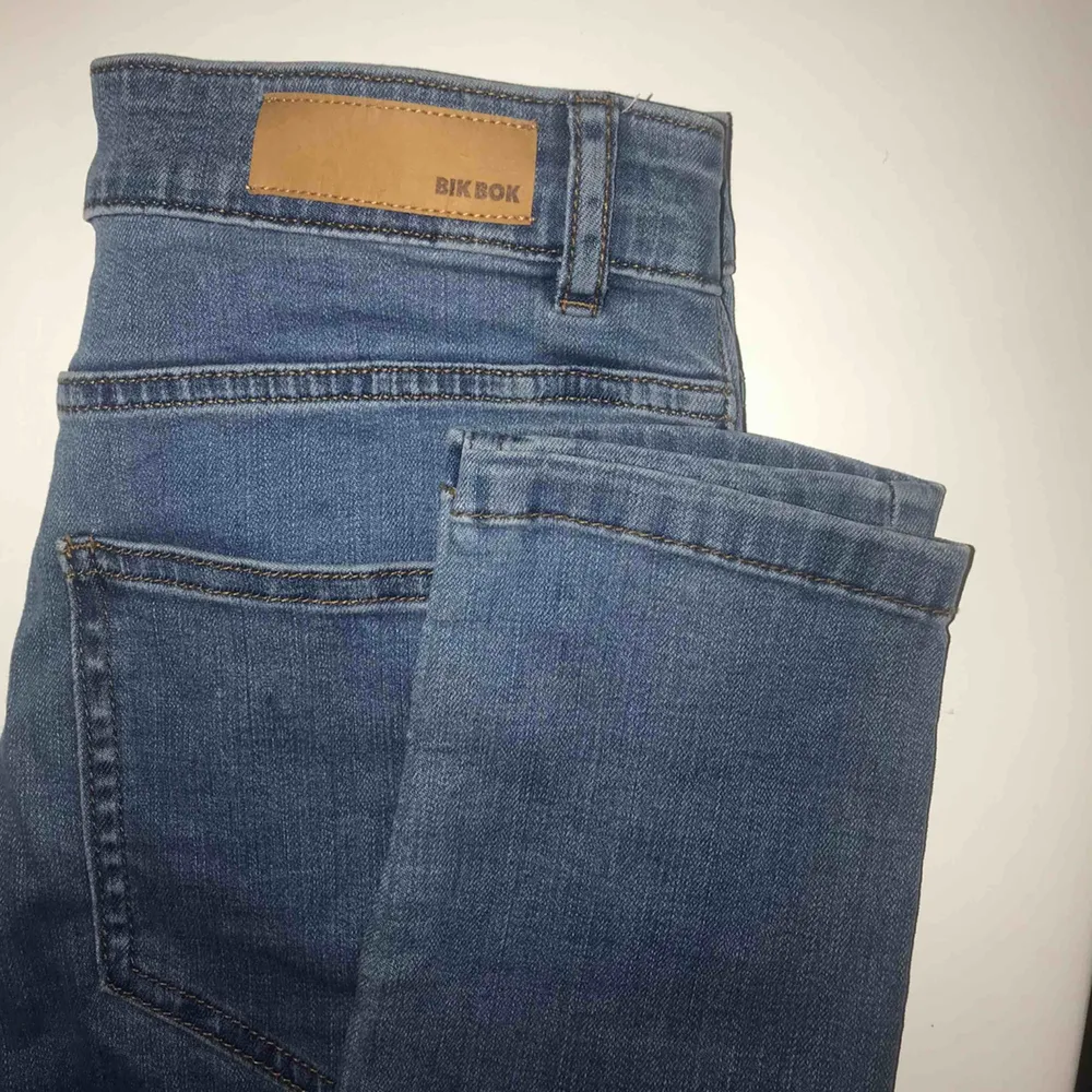 blåa tunna jeans från BikBok, säljer då de inte kommer till användning och är för långa för mig. storlek XS💙. Jeans & Byxor.
