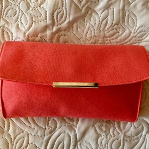  - En oanvänd rosa kuvertväska.