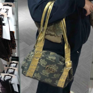  - Säljer denna väska, lite slitna band men annars asnajs väska, 200kr + 49kr frakt💕 