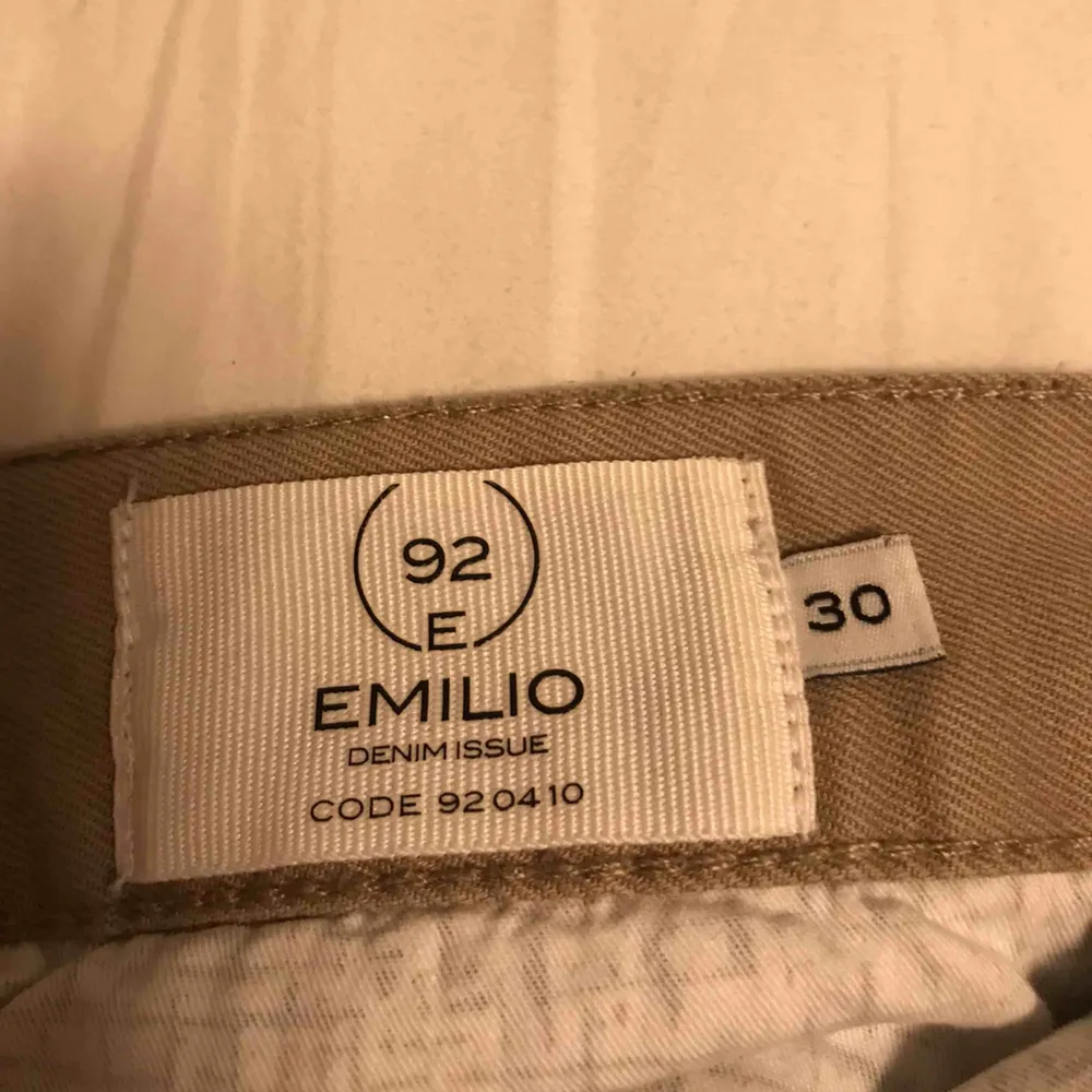 Snygga beigea chinos från Emilio. Storleken är 30 och fraktkostnad tillkommer.. Jeans & Byxor.