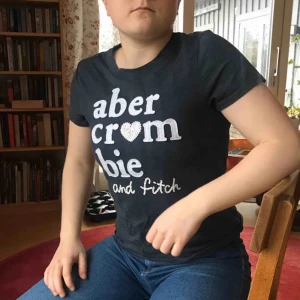  - Jättesöt abercrombie& fitch t-shirt, sparsamt använd. Fraktas mot att köparen betalar fraktkostnad