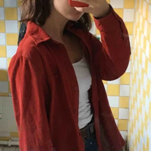  - Unik klarröd tunn skjorta perfekt nu till våren och sommaren!!!