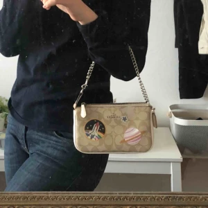  - Superfin limited edition väska från Coachs NASA kollektion (äkta), som tyvärr inte kommer till användning. Finns inte längre kvar i Coachs sortiment. Priset är exlusive frakt. Kvitton kvar! 💓