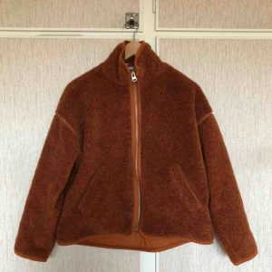  - Orange fleece från weekday, jättefin att ha både som tröja och eller jacka. Köpt på rea men knappt använt denna... 179kr inklusive frakt! Storlek xs men kan passa en S också pga kort och vid modell. 