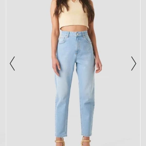  - Säljer dess snygga momjeans från NAKD. De är knappt använda och kommer aldrig tillanvändning. Frakten betalar köparen själv och den ligger på 63kr, så sammalagt blir priset 263kr