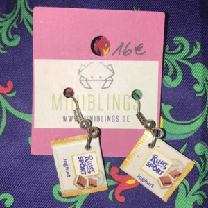 Choklad örhängen  - Super snygga örhängen i form av en tysk choklad. Köpte dom här i Berlin och dom är oanvända. Köparen står för frakten:)