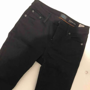 - Svarta tajta crocker jeans, normal midja.  Knappt använda så i superfint skick!
