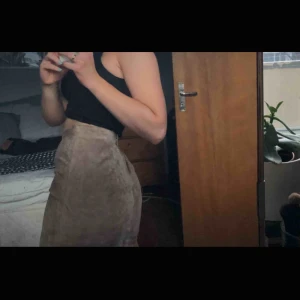  - Brun kjol i mocka. Möts upp i sthlm eller Uppsala eller så betalar köparen frakten💖