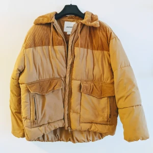 Dunjacka Monki - Underbar, varm jacka från Monki. Inköpt till vintern 19/20. Fint skick, inga fläckar etc. Köparen står för frakt 💛 