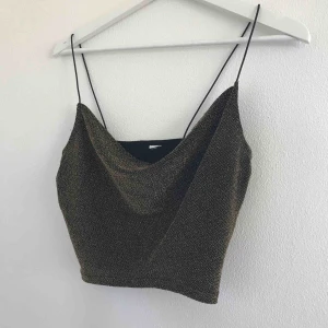  - Väldigt fint guld glittrigt linne från H&M i strl S. Aldrig använt. Eventuell frakt tillkommer 💗⚡️